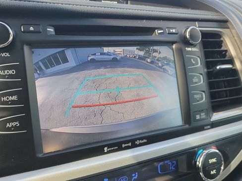 Used 2019 Toyota Highlander XLE FWD image 18