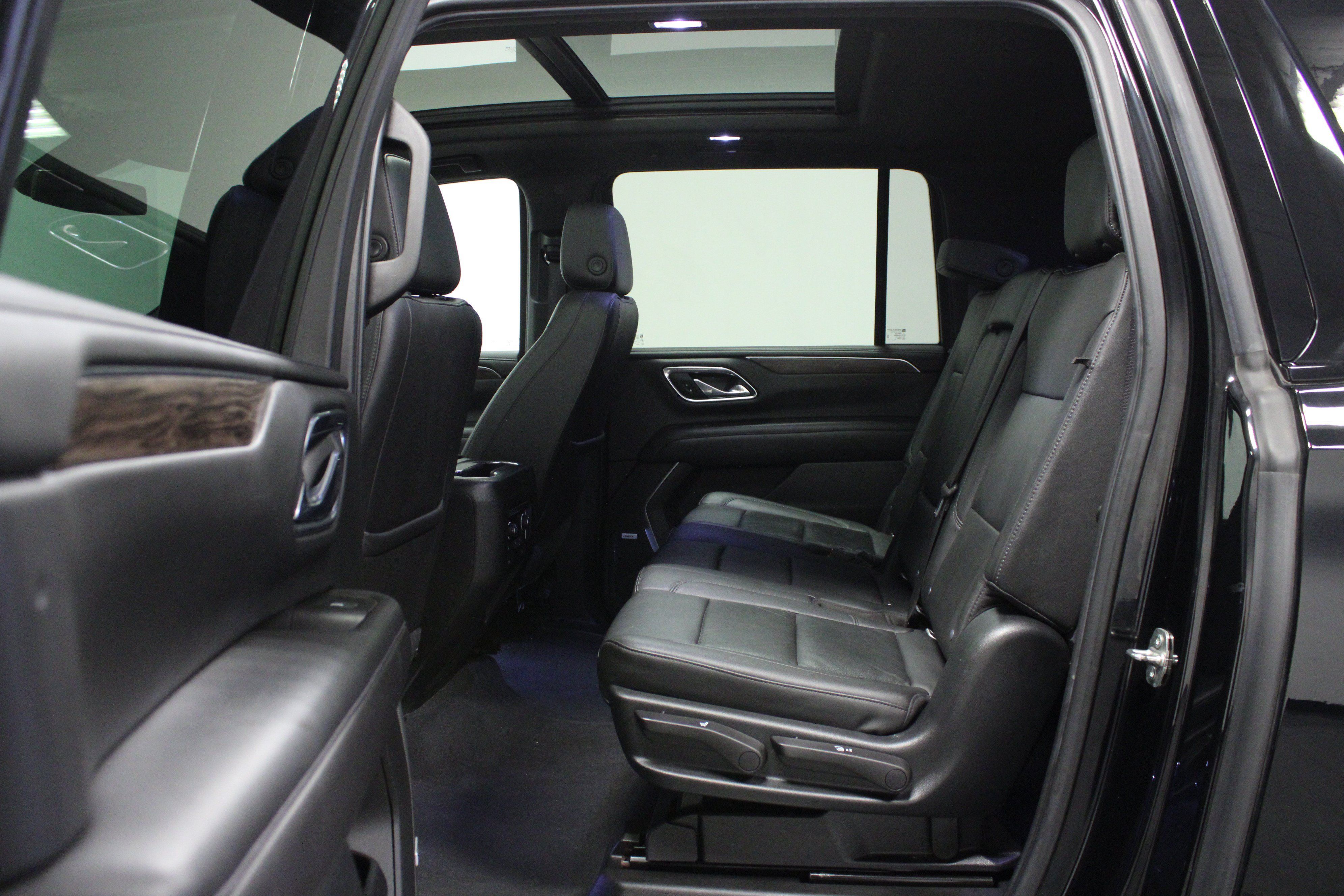 Used 2021 Chevrolet Suburban LT w/ LT Signature Package AWD/4WD image 13