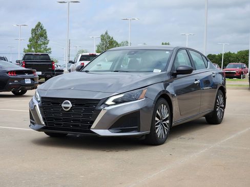Used 2024 Nissan Altima 2.5 SV FWD image 3