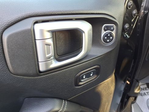 Used 2019 Jeep Wrangler Unlimited Sahara AWD/4WD image 13