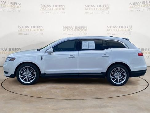 Used 2019 Lincoln MKT AWD image 2