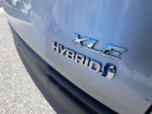 Used 2024 Toyota Sienna XLE image 6