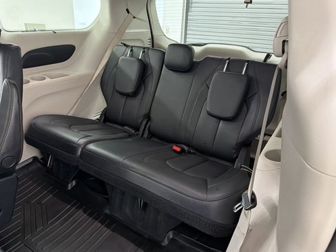 Used 2018 Chrysler Pacifica Touring-L FWD image 33