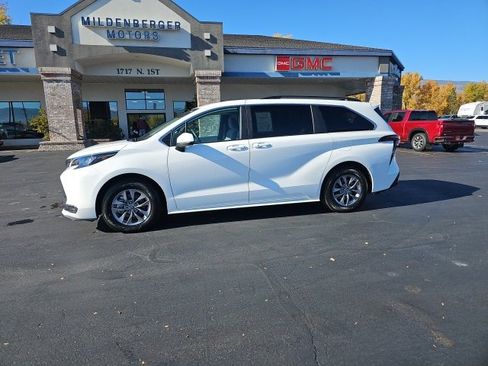 Used 2025 Toyota Sienna LE image 46