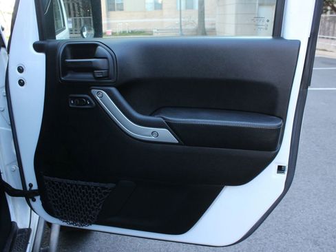 Used 2017 Jeep Wrangler Unlimited Rubicon w/ Dual Top Group AWD/4WD image 24