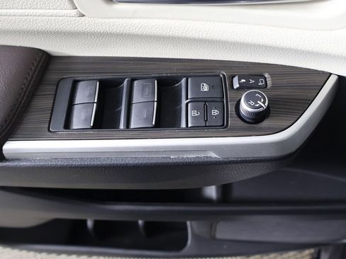 Used 2023 Toyota Sienna Platinum AWD/4WD image 38