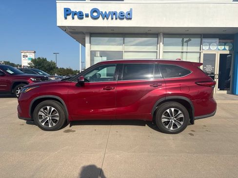 Used 2020 Toyota Highlander XLE AWD/4WD image 7