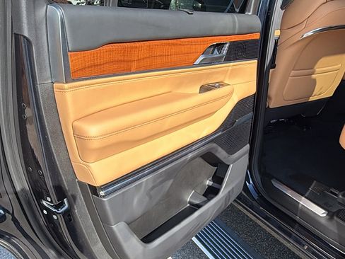 Used 2025 Jeep Grand Wagoneer Series III AWD/4WD image 25