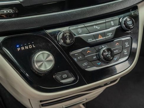 Used 2019 Chrysler Pacifica Touring-L image 29