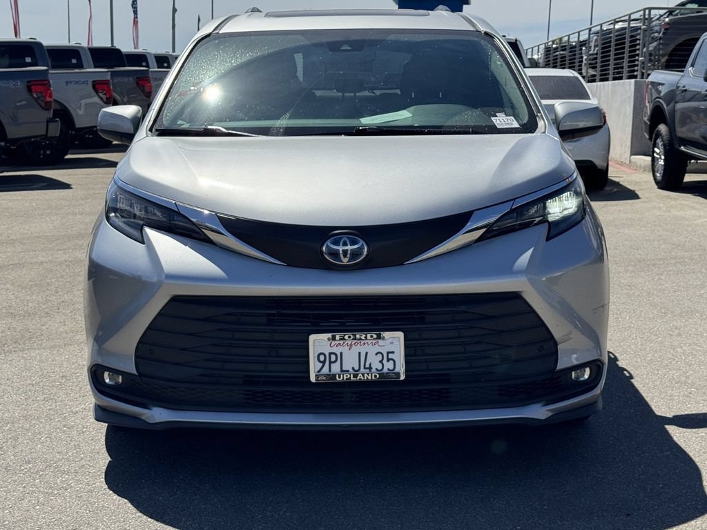 Used 2025 Toyota Sienna XLE FWD image 2