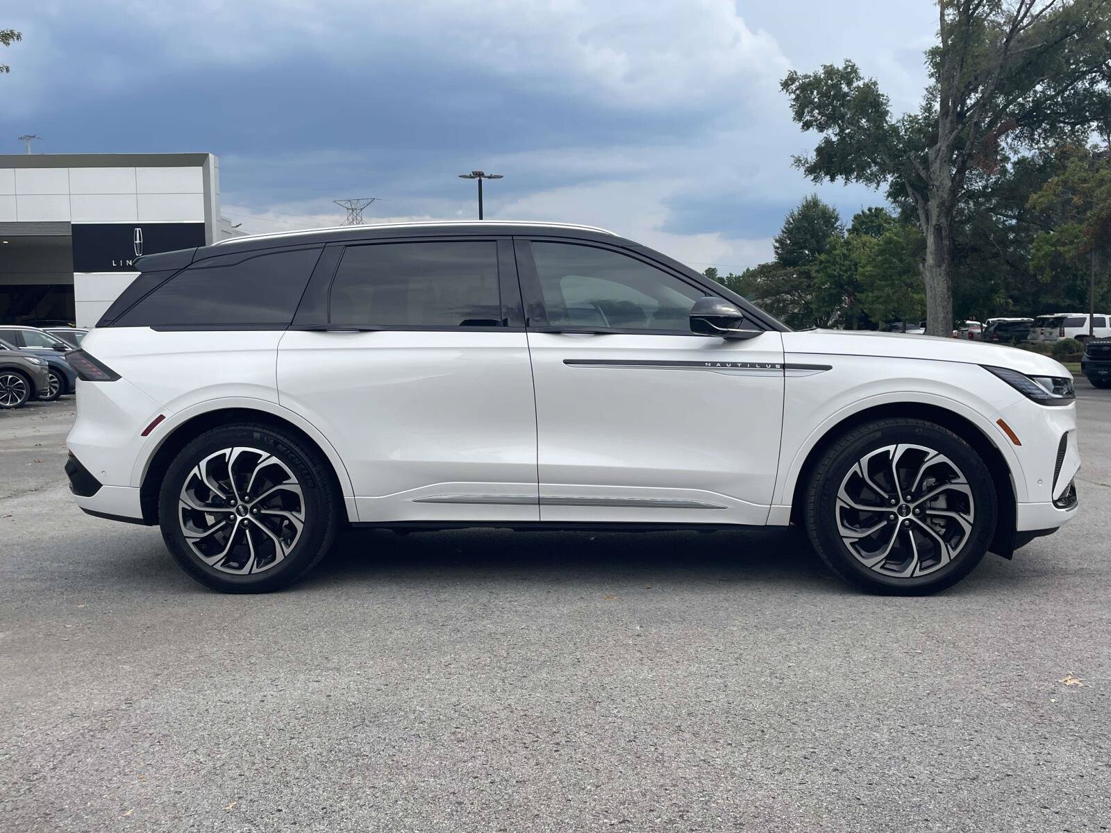 Certified 2024 Lincoln Nautilus Reserve w/ Equipment Group 202A AWD/4WD image 2