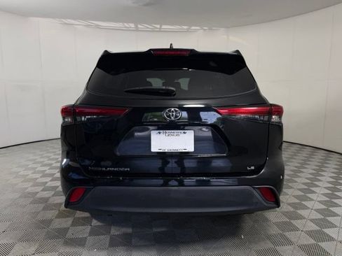 Used 2021 Toyota Highlander LE FWD image 6