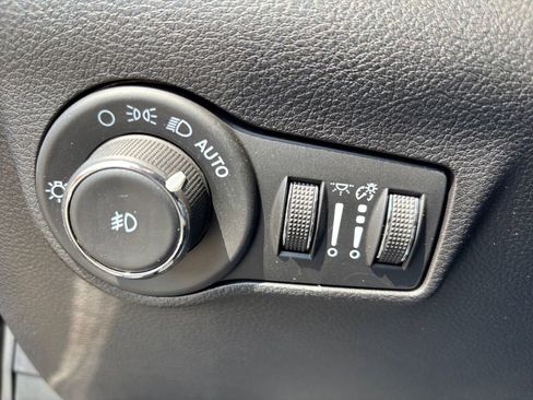 Used 2024 Jeep Compass Limited image 19