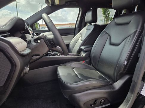 Used 2025 Jeep Compass Limited image 20