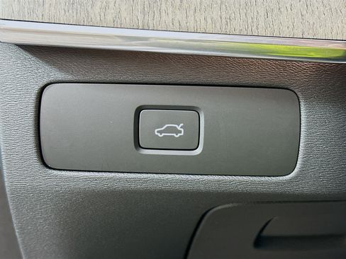 Used 2024 Volvo XC90 B6 Ultimate w/ Protection Package Premier image 17