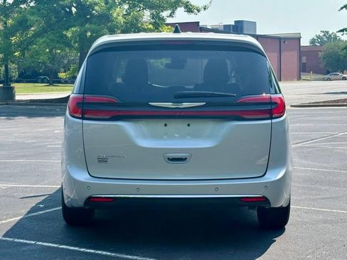 Used 2024 Chrysler Pacifica Touring-L FWD image 8