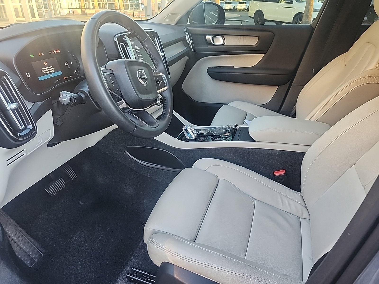 Used 2023 Volvo XC40 B5 Plus AWD/4WD image 13