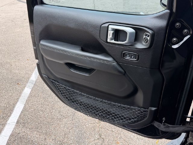 Used 2019 Jeep Wrangler Unlimited Sahara AWD/4WD image 19