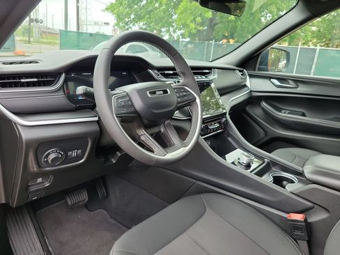 Used 2025 Jeep Grand Cherokee Laredo X RWD image 9