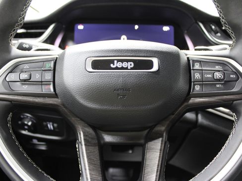 Used 2023 Jeep Grand Cherokee Limited w/ Black Appearance Package image 11