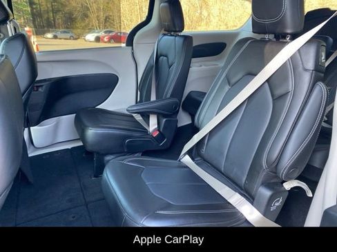 Used 2023 Chrysler Pacifica Touring-L image 11