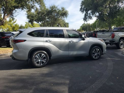 Used 2024 Toyota Highlander XLE FWD image 6
