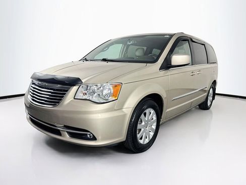 Used 2014 Chrysler Town & Country Touring FWD image 3