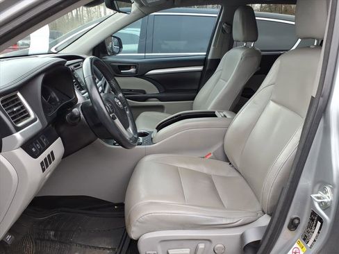 Used 2017 Toyota Highlander XLE image 17