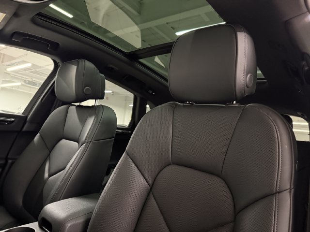 Certified 2026 Porsche Macan AWD/4WD image 23