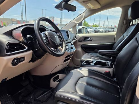 Used 2023 Chrysler Pacifica Touring-L FWD image 9