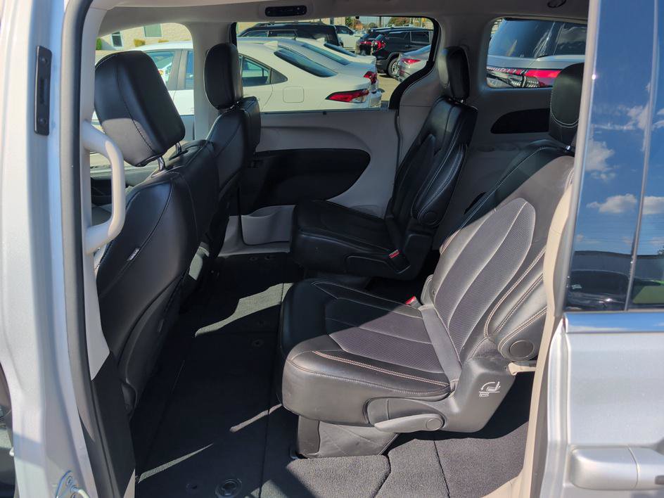 Used 2024 Chrysler Pacifica Touring-L FWD image 9