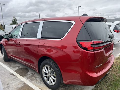 New 2026 Chrysler Pacifica Select image 7