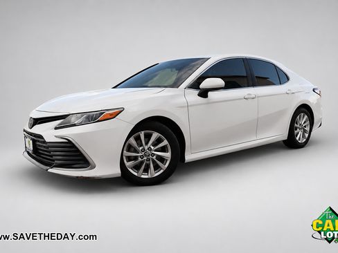 Used 2021 Toyota Camry LE w/ Carpet Mat Package (TMS) FWD image 2