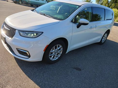 Used 2023 Chrysler Pacifica Touring-L FWD image 2