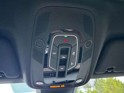 Used 2022 Audi e-tron Premium Plus image 46