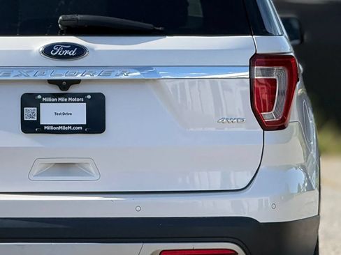 Used 2017 Ford Explorer XLT w/ Equipment Group 202A AWD/4WD image 14