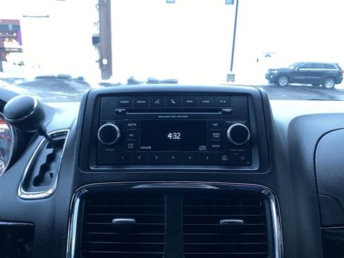 Used 2017 Dodge Grand Caravan SXT image 5