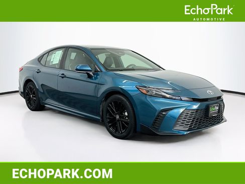 Used 2025 Toyota Camry SE FWD image 1