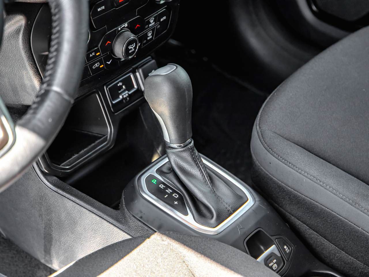Used 2020 Jeep Renegade Altitude FWD image 17