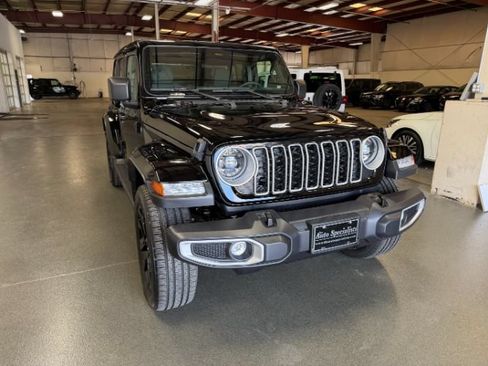 Used 2025 Jeep Wrangler Unlimited Sahara AWD/4WD image 7
