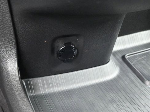 Used 2025 Toyota Sienna Limited image 4