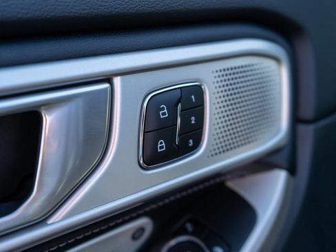 Used 2022 Ford Explorer Limited w/ Limited Technology Package image 18