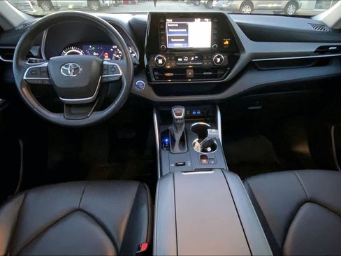 Used 2022 Toyota Highlander XLE AWD/4WD image 15