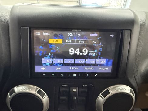 Used 2016 Jeep Wrangler Unlimited Sahara w/ Connectivity Group image 16