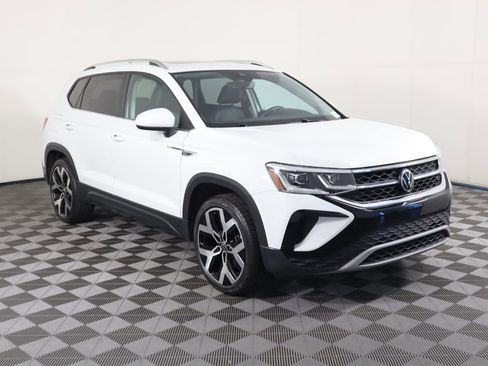 Used 2022 Volkswagen Taos SEL w/ Panoramic Sunroof Package image 3