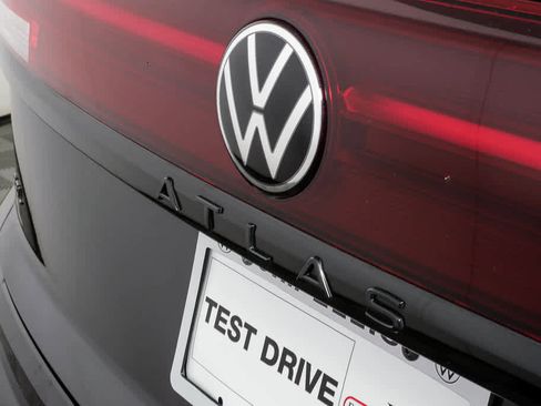 Certified 2025 Volkswagen Atlas Cross Sport SEL R-Line AWD/4WD image 39