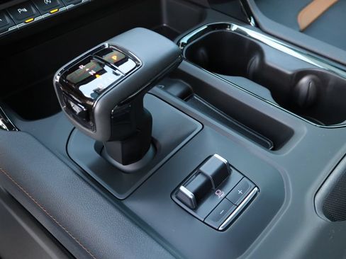 Certified 2025 GMC Sierra 1500 AT4 w/ AT4 Premium Package AWD/4WD image 19
