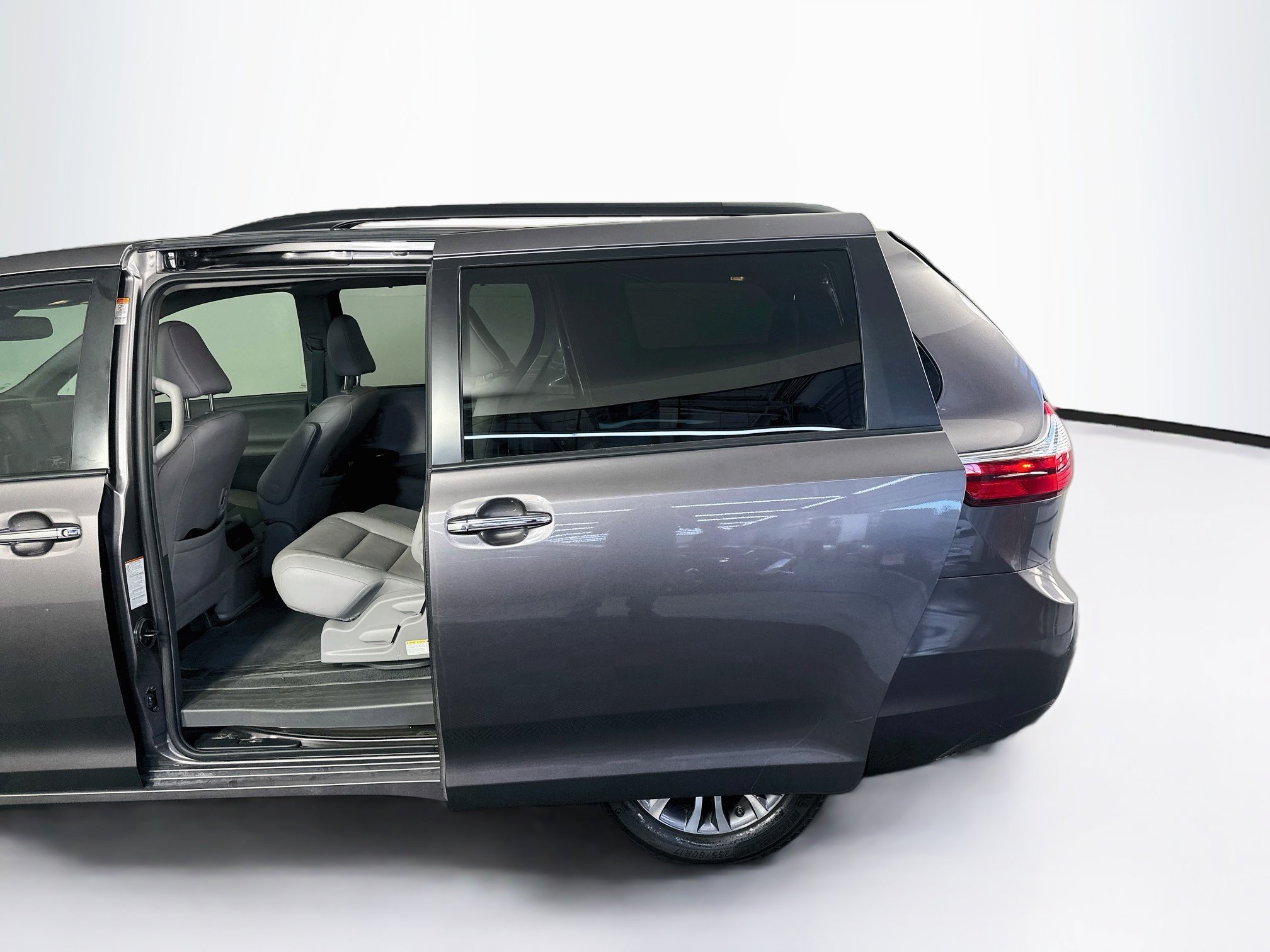 Used 2019 Toyota Sienna XLE FWD image 28