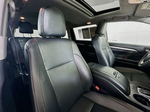 Used 2019 Toyota Highlander XLE image 29