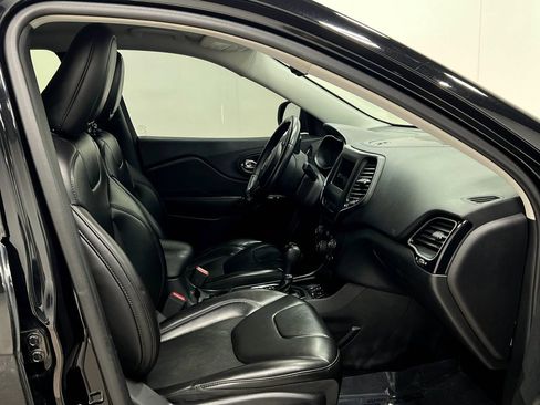 Used 2019 Jeep Cherokee Latitude Plus FWD image 33